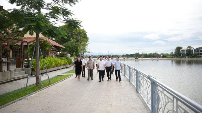 Chủ tịch UBND TP Huế Lê Trí Thanh khảo sát thực tế tại đường đi bộ ven sông Như Ý.