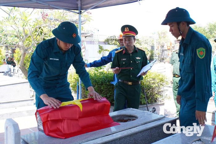 Lực lượng tìm kiếm, quy tập hài cốt liệt sĩ thực hiện các bước chuẩn bị trước khi khai quật phần mộ.
