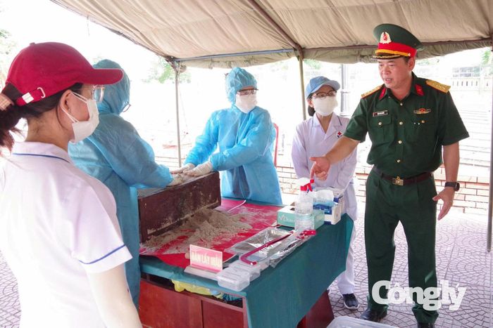 Các cán bộ, nhân viên y tế thực hiện lấy mẫu sinh phẩm từ hài cốt liệt sĩ trong điều kiện bảo đảm yêu cầu chuyên môn.