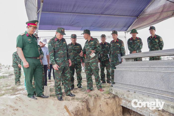 Cán bộ, chiến sĩ kiểm tra vị trí khai quật và quá trình tìm kiếm hài cốt liệt sĩ tại nghĩa trang.