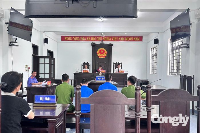 Toàn cảnh phiên toà xét xử hai bị cáo về các tội “Lừa đảo chiếm đoạt tài sản” và “Đánh bạc”.