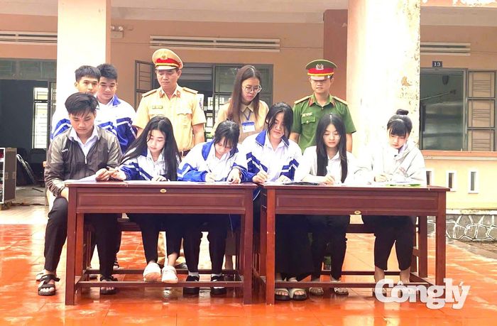 Học sinh Trường THPT Hà Huy Tập ký cam kết chấp hành pháp luật về TTATGT, an ninh học đường ngay tại buổi tuyên truyền về Luật TTATGT đường bộ.