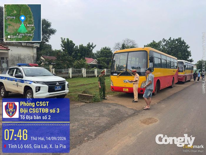 Lượng lượng CSGT kiểm tra điều kiện ATKT, tuyên truyền, ký cam kết đối với 17 trường hợp xe ô tô đưa đón học sinh.