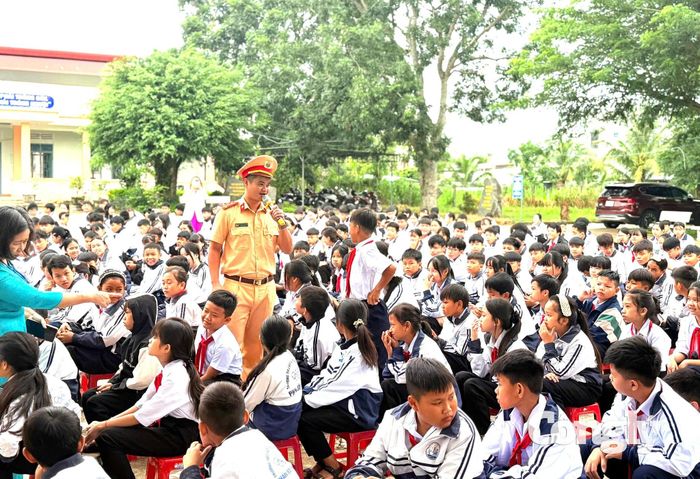 Tại các buổi tuyên truyền, giữa người truyền đạt và học sinh luôn có sự tương tác qua lại. Điều này tạo nên tâm lý thoải mái, vui vẻ giúp các em có hứng thú và nắm bắt tốt hơn các quy định khi tham gia giao thông đường bộ.