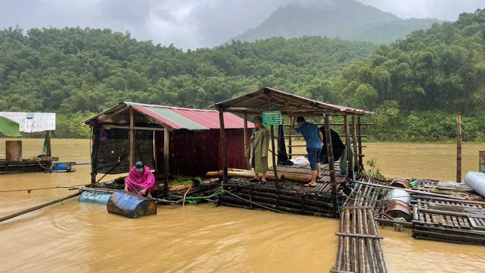 Người dân không chủ quan khi ở lại trên các lồng bè, thuyền khi nước sông dâng cao