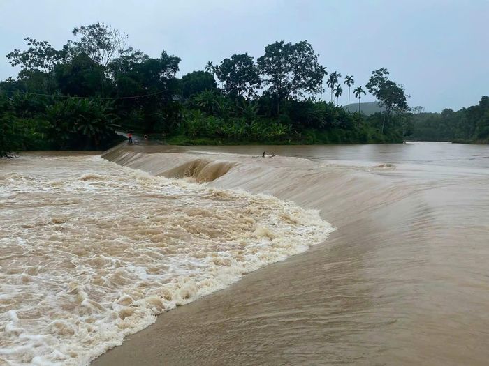 Giao thông nhiều khu vực bị chia cắt