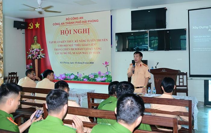 Thượng tá Bùi Kim Long, Phó Trưởng Phòng CSGT - Công an TP. Hải Phòng phát biểu khai mạc tập huấn.