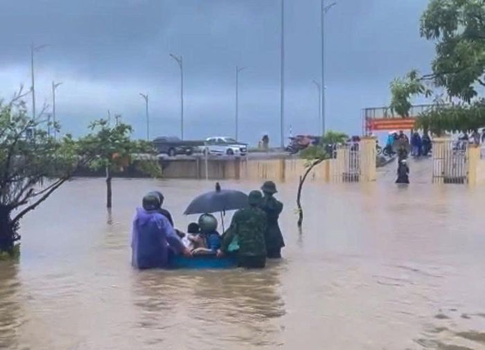 Đến khoảng 16h30 cùng ngày, 120 học sinh đã được đưa đến vị trí cao, an toàn.