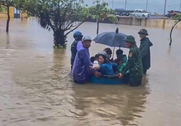 Trong điều kiện nước ngập sâu, lực lượng chức năng sử dụng thuyền thúng để đưa học sinh và giáo viên đến nơi an toàn.