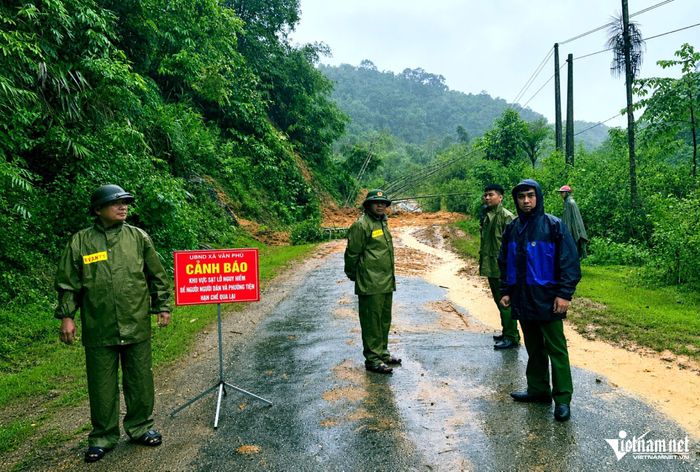 Một điểm sạt lở xảy ra, anh Dựng đã có mặt ngay tại hiện trường để phối hợp với các cơ quan chức năng xử lý tình huống. Ảnh: Lê Dương