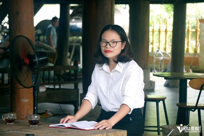 Nữ trưởng bản Phạm Thị Biên đi từng nhà để lập ra kế hoạch chi tiết phát triển kinh tế cho người dân. Ảnh: Lê Dương