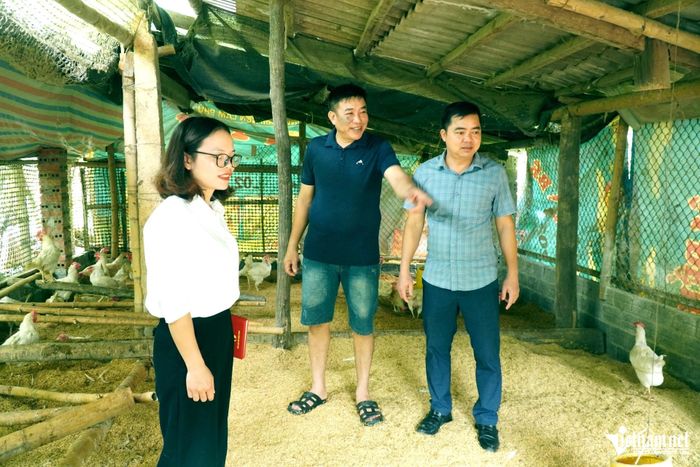 Nữ trưởng bản đặt ra lộ trình mỗi năm xây dựng ít nhất 2 mô hình kinh tế mới ở địa phương. Ảnh: Lê Dương