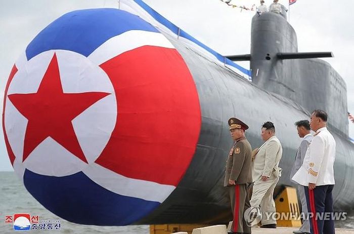 Chủ tịch Triều Tiên Kim Jong Un tới dự lễ hạ thủy tàu ngầm tấn công hạt nhân chiến thuật mới. Ảnh: KCNA