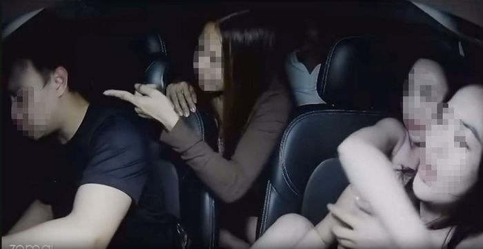 Tài xế taxi N.T.Đ. bị nhóm khách hành hung. Ảnh chụp màn hình