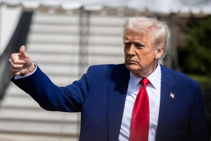 Tổng thống Mỹ Donald Trump chỉ trích lời kêu gọi giảm tốc độ phát triển AI. Ảnh: Bloomberg