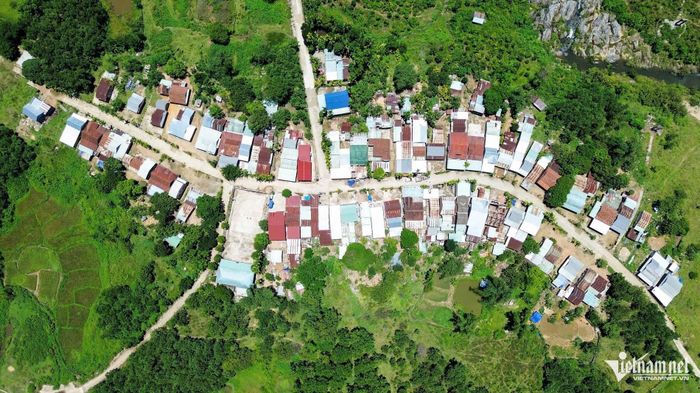 Làng Lao Đu nằm giữa vùng núi xanh, nơi cộng đồng Gié Triêng từng bước gây dựng cuộc sống ngày càng ổn định.