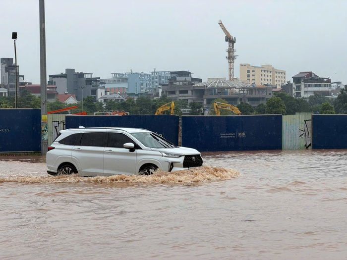 Khu vực Khai Sơn (phường Bồ Đề) ngập sâu sau mưa lớn. Ảnh: H.A.