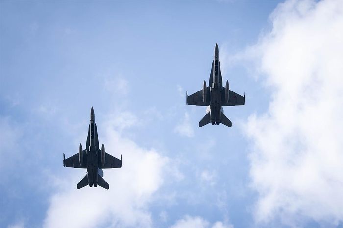 Hai chiến đấu cơ EF-18M Hornet của NATO tham gia một cuộc diễu binh tại Vilnius, Lithuania tháng 3/2026. Ảnh: Defense and Aviation