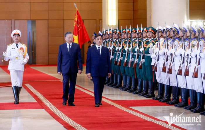Tổng Bí thư, Chủ tịch nước Tô Lâm và Nhà Vua Thái Lan Maha Vajiralongkorn duyệt Đội danh dự Quân đội nhân dân Việt Nam
