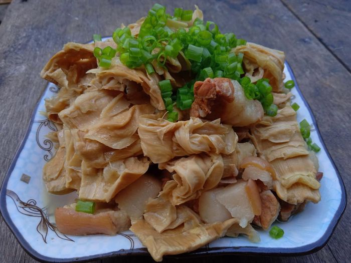Măng khô sau khi luộc có thể chế biến thành nhiều món ngon như xào, kho thịt, nấu canh sườn... Ảnh: Dung Ma Thi