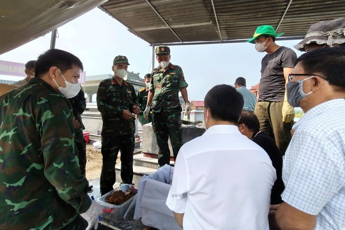 Các lực lượng chức năng phối hợp kiểm tra, phân loại những dấu tích và di vật được tìm thấy trong quá trình khai quật. Ảnh: Quang Cường