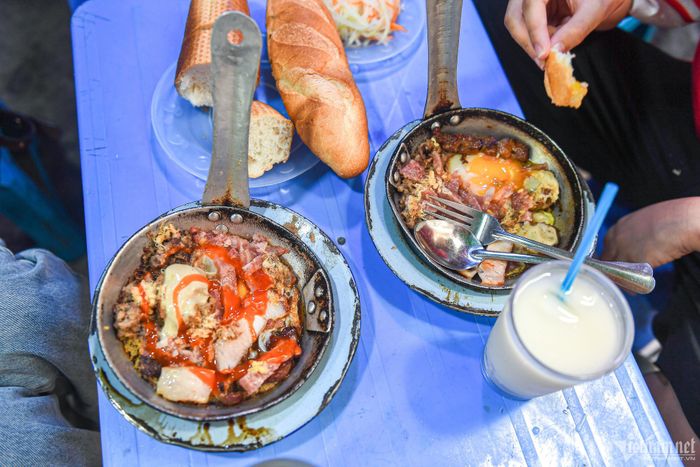 Bánh mì chảo của bà Hồng gồm các nguyên liệu là trứng ốp la, thịt xiên, pate, xúc xích đỏ… và suất đặc biệt là thêm xíu mại. Các món như thịt xiên, xíu mại, pate, ruốc, bà đều tự tay làm. Ảnh: Linh Trang