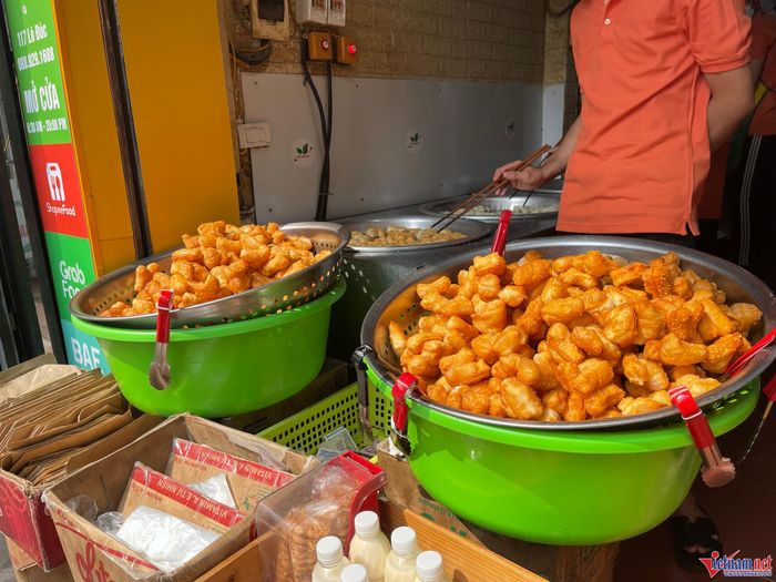 Chiếc quẩy đùi gà chỉ ngon khi ăn có độ tan trong miệng, độ ngọt của đường hoà quyện với vị bùi thơm từ các nguyên liệu như bột, dầu, vừng… Ảnh: Mai Anh