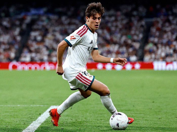 Phía trước Guler là hành trình chinh phục niềm tin của Mourinho. Ảnh: Diario AS