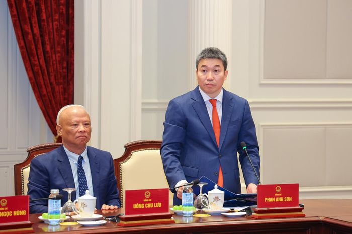 Chủ tịch Liên hiệp các tổ chức hữu nghị Việt Nam Phan Anh Sơn báo cáo. Ảnh: Liên hiệp các tổ chức hữu nghị Việt Nam
