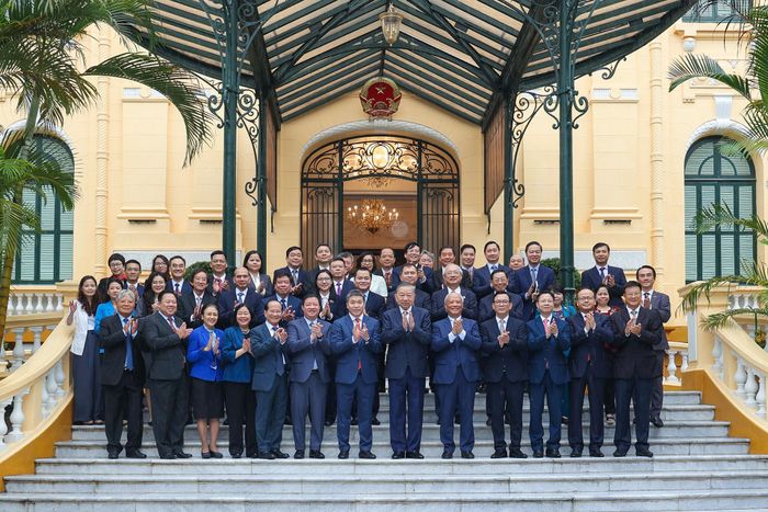 Tổng Bí thư, Chủ tịch nước Tô Lâm và đại diện Ban Chấp hành Liên hiệp các tổ chức hữu nghị Việt Nam. Ảnh: Liên hiệp các tổ chức hữu nghị Việt Nam