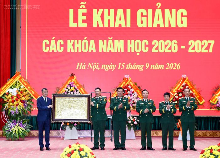 Thủ tướng Lê Minh Hưng tặng quà lưu niệm cho Học viện Quốc phòng. Ảnh: Chính phủ
