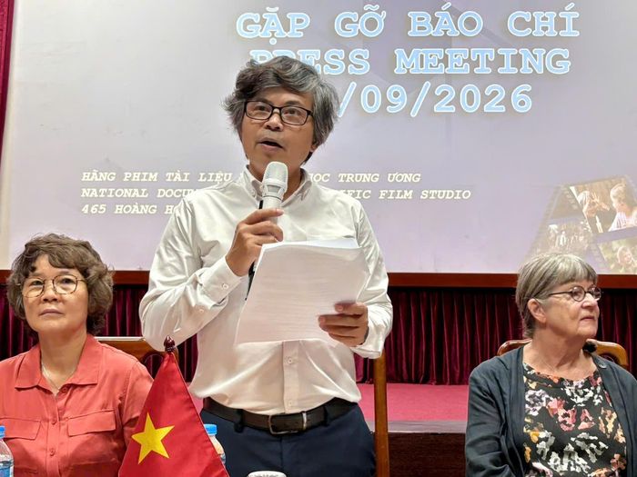 NSƯT Trịnh Quang Tùng -  Phó TGĐ phụ trách Hãng phim Tài liệu và Khoa học trung ương làm MC buổi họp báo.