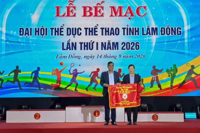 Trao giải cho các cá nhân, tập thể trong lễ bế mạc.