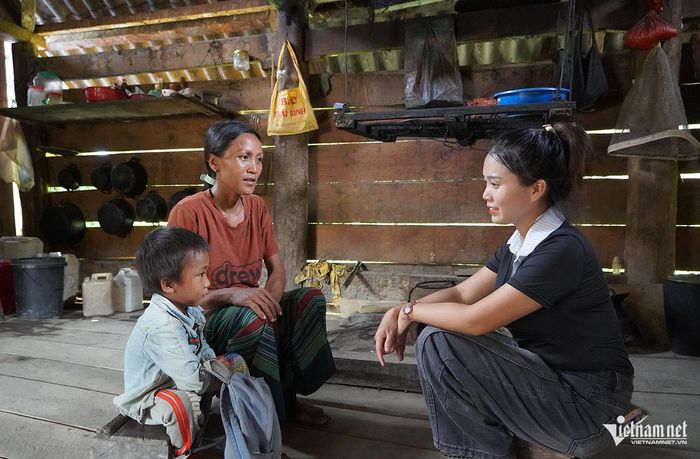 Giáo viên Trường Mầm non Bảo Nam vận động phụ huynh đưa con đến trường. Ảnh: T.T