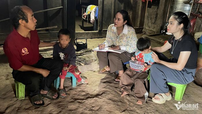 Nhờ các cô giáo Trường Mầm non Tây Sơn hỗ trợ, hai anh em T. và N. ở bản Huồi Giảng (xã Mường Xén) đã có giấy khai sinh. Ảnh: T.T