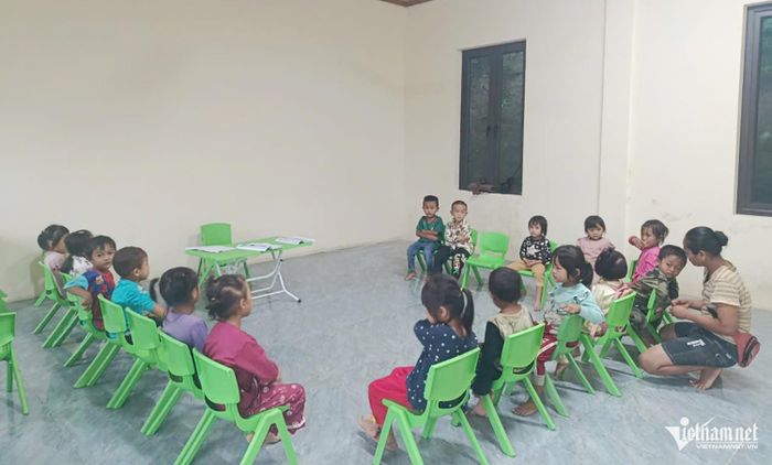 Phụ huynh người Khơ mú đưa con em đến điểm trường Huồi Hốc. Ảnh: L.X