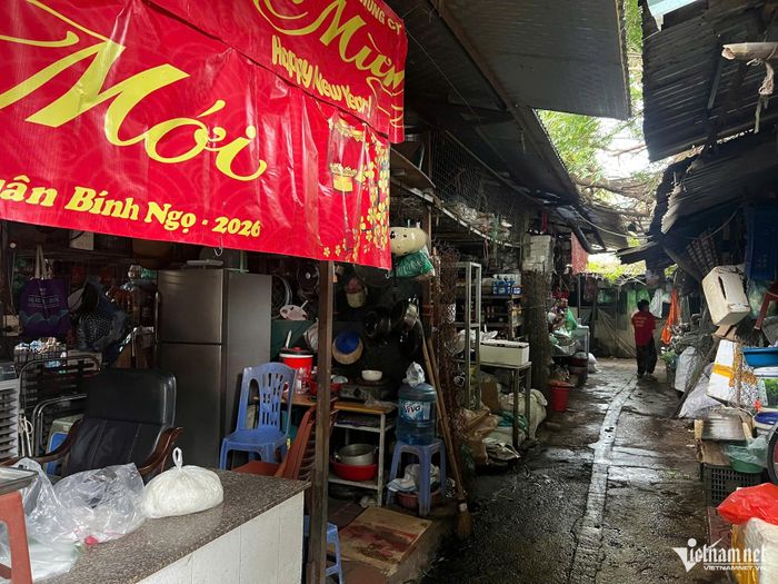 Một góc chợ Kim Liên. Ảnh: PT