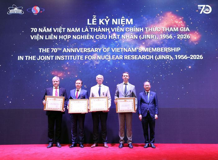 Chủ tịch Viện Hàn lâm Khoa học và Công nghệ Việt Nam - GS. TS Trần Hồng Thái trao kỷ niệm chương cho những nhà khoa học có đóng góp xuất sắc trong hợp tác giữa Việt Nam và Viện Liên hiệp Nghiên cứu Hạt nhân.