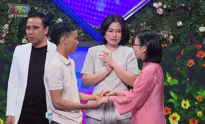 Khoảnh khắc cặp đôi tìm hiểu nhau. Ảnh cắt từ clip 