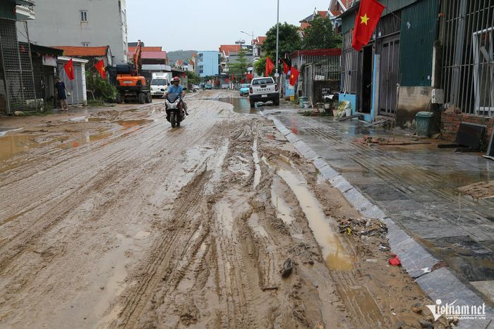 Bùn nhão bao phủ sau cơn mưa lớn khiến phương tiện di chuyển khó khăn trên đường. Ảnh: Phạm Công