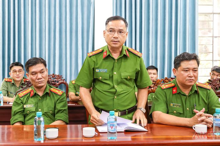 Thượng tá Dương Chí Thành, Phó Trưởng phòng Cảnh sát hình sự báo cáo tóm tắt quá trình triệt phá vụ án. Ảnh: Công an TP Cần Thơ 