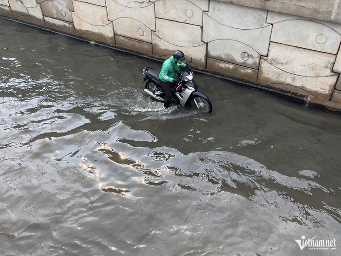 Nam tài xế công nghệ bị chết máy khi chạy qua hầm. Ảnh: TK