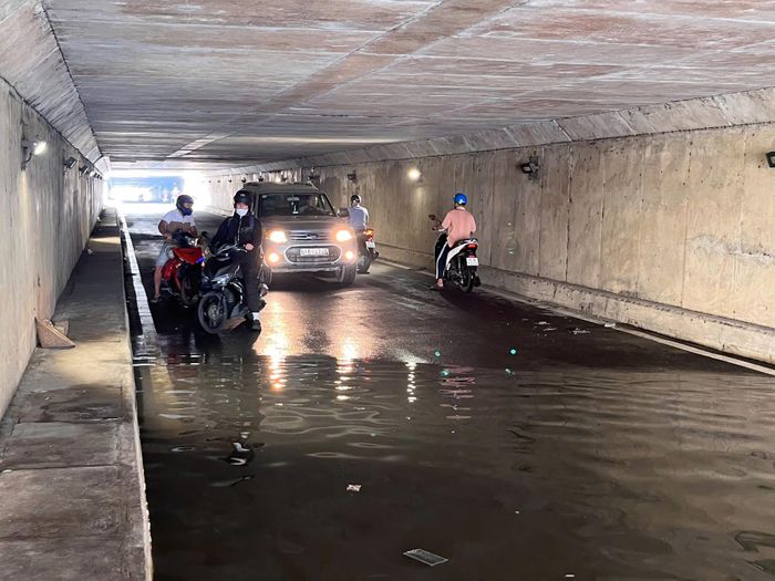 Nhiều phương tiện xe máy, ô tô quay đầu để né đoạn hầm bị ngập. Ảnh: TK
