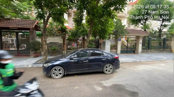 Chiếc xe ô tô Hyundai Elantra màu xanh của anh Luyến đỗ qua đêm tại đoạn đường trước khu biệt thự BT3, nối công viên Linh Đàm với khu Nơ 1B, Khu đô thị Linh Đàm.
