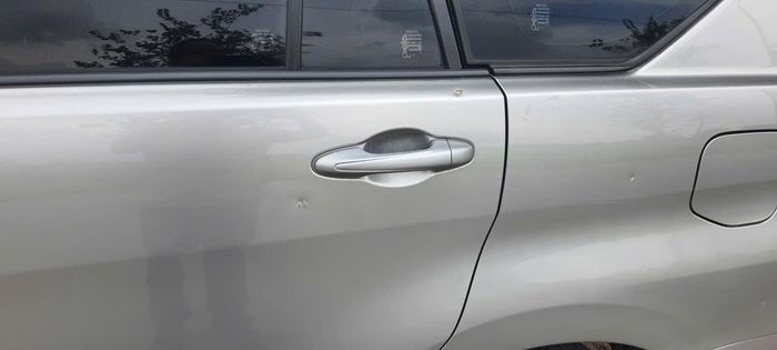 Thân xe bị nhiều vết lỏm nghi do bị bi sắt bắn trúng.