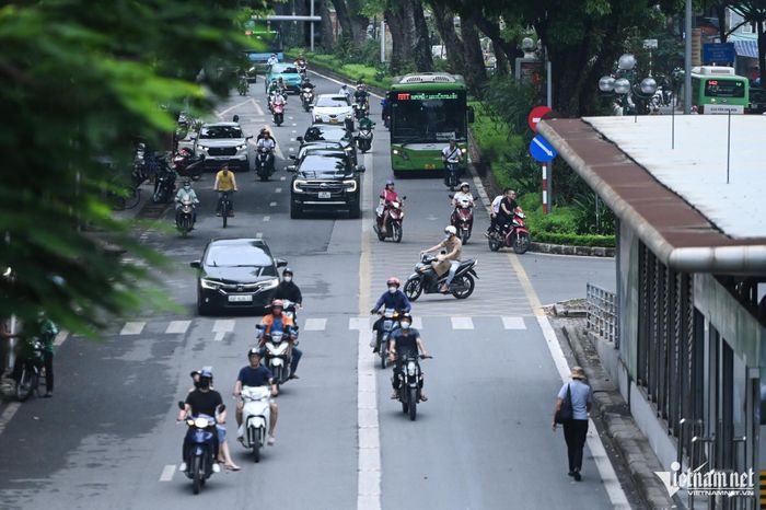 Các loại phương tiện được lưu thông vào làn BRT tại nút Láng Hạ - Giảng Võ theo phương án mới. Ảnh: Thạch Thảo