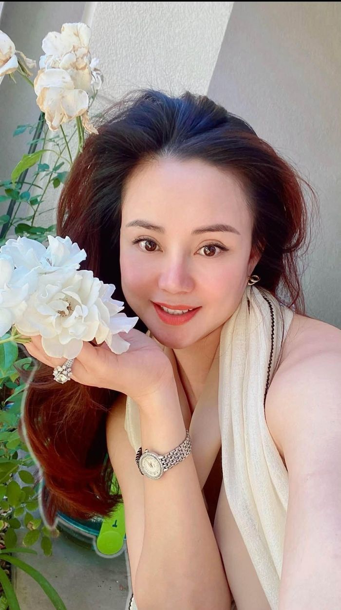 Ca sĩ Vy Oanh say sưa ngắm hoa đẹp.