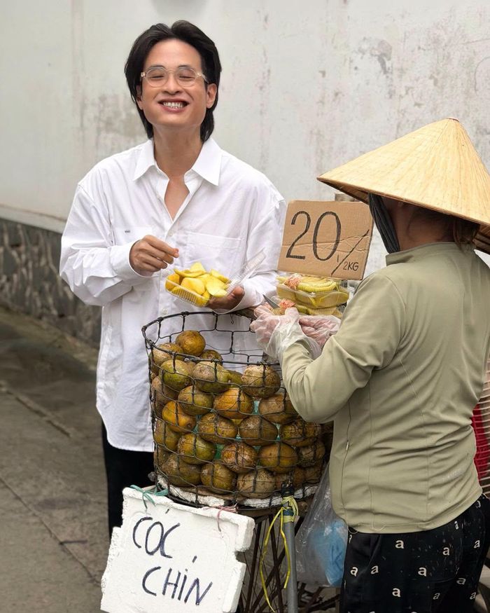 Ca sĩ Hà Anh Tuấn vui khi cô bán cóc tưởng mình mới ngoài 30 tuổi.