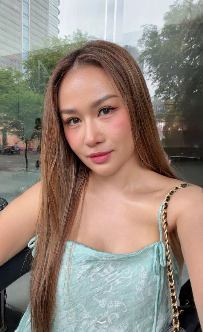 Ca sĩ Lam Anh mặc thoải mái dạo phố.