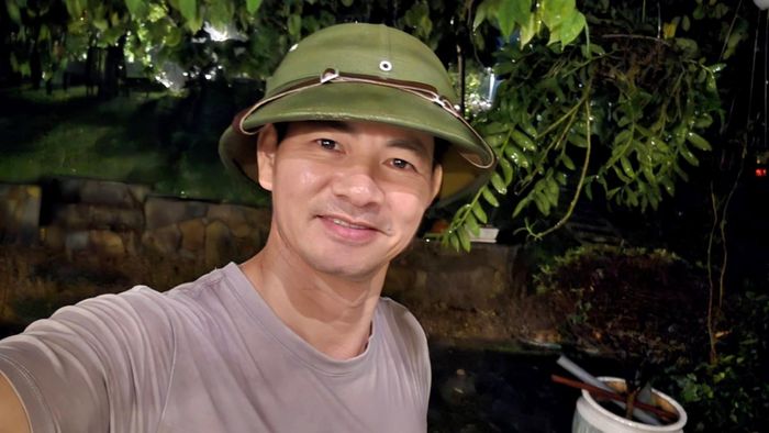 Cục trưởng, NSND Xuân Bắc nửa đêm ra vườn thông tắc để xử lý nước ngập.